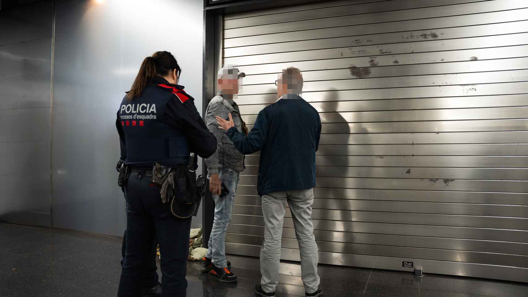 Agentes de la Policía Local de Santa Coloma y mossos en una identificación en el metro de Fondo