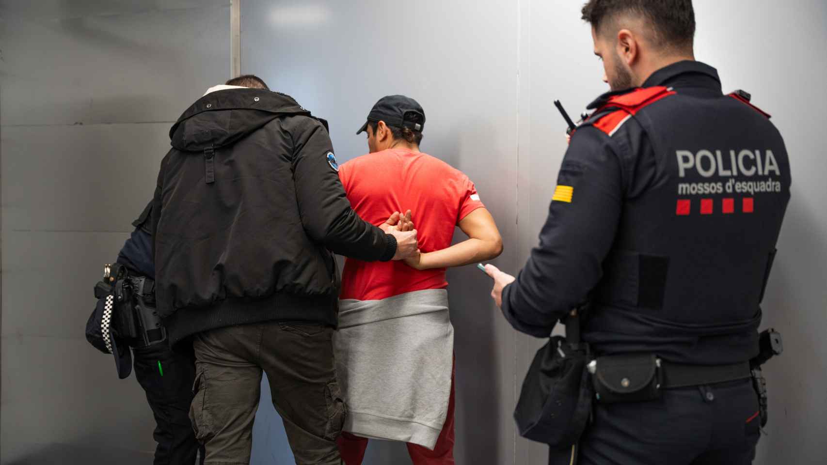 Agentes de la Policía Local de Santa Coloma con mossos en una identificación en Fondo