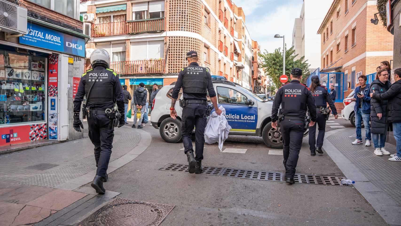 Agentes de la Policía Local de Santa Coloma con mossos patrullando el mercadillo de Fondo