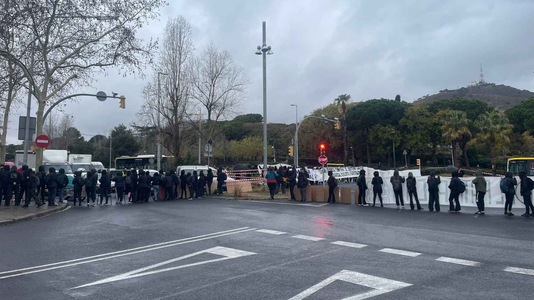 Cortan la avenida Diagonal por la manifestación feminista