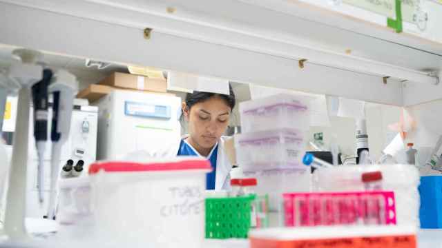 Una mujer trabaja en el laboratorio de investigación clínica el Hospital Clínic