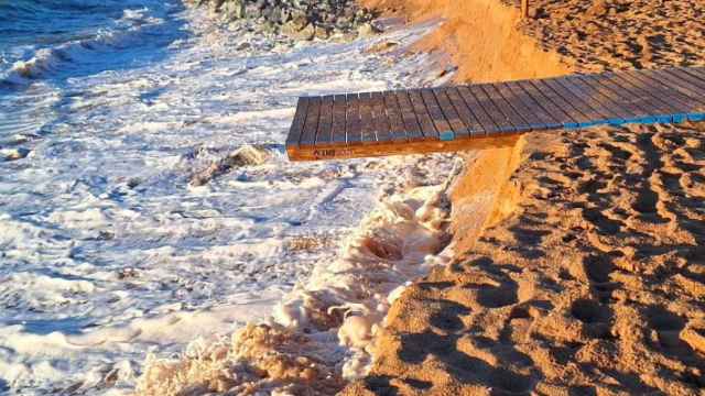 El temporal destruye la playa frente al paseo marítimo de Badalona