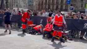 Actuación de los sanitarios por una caída durante la Marató de Barcelona
