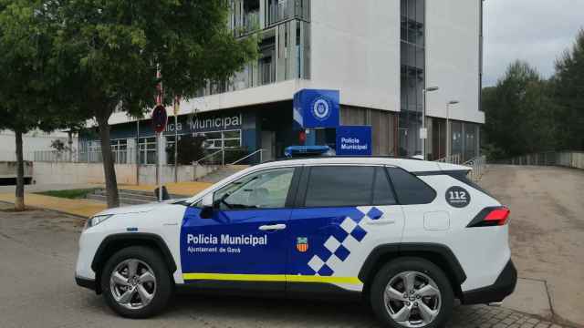 Un coche patrulla de la policía municipal de Gavà, junto a la comisaría