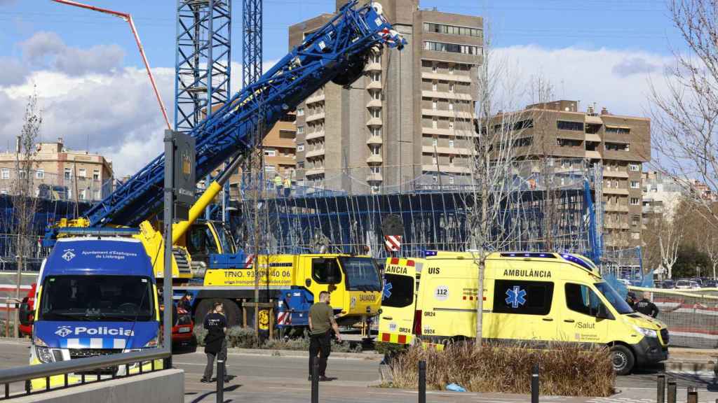 Accidente en la avenida Sant Ildefons de Esplugues de Llobregat, en la frontera con Cornellà