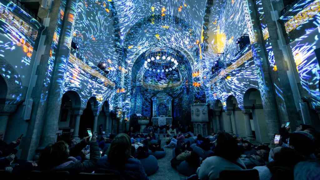 Interior de una iglesia durante el show lumínico en una edición anterior