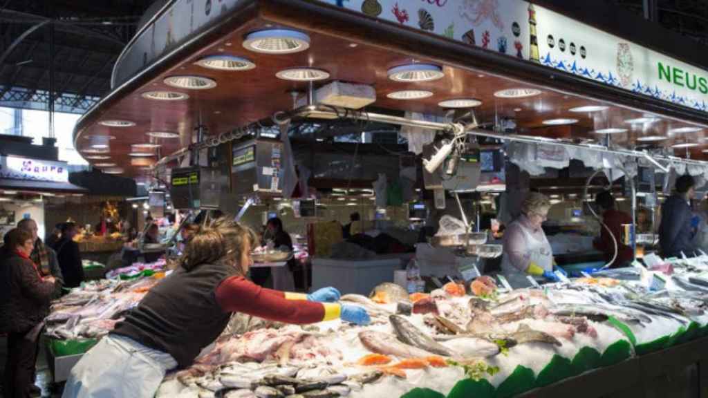 Una pescadería del mercado de la Boqueria de Barcelona