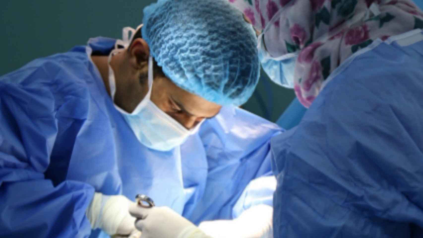 Médicos practicando una cirugía