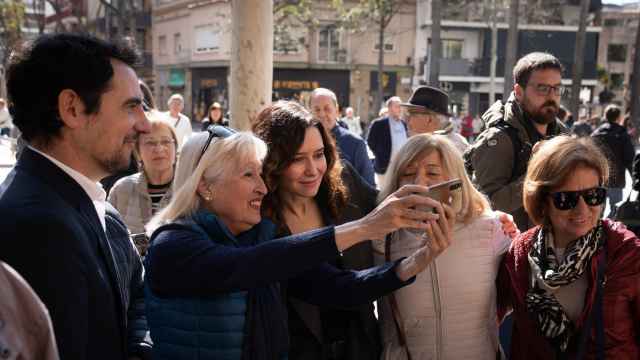 La presidenta de Madrid, Isabel Díaz Ayuso, visita Castelldefels acompañada del alcalde, Manu Reyes