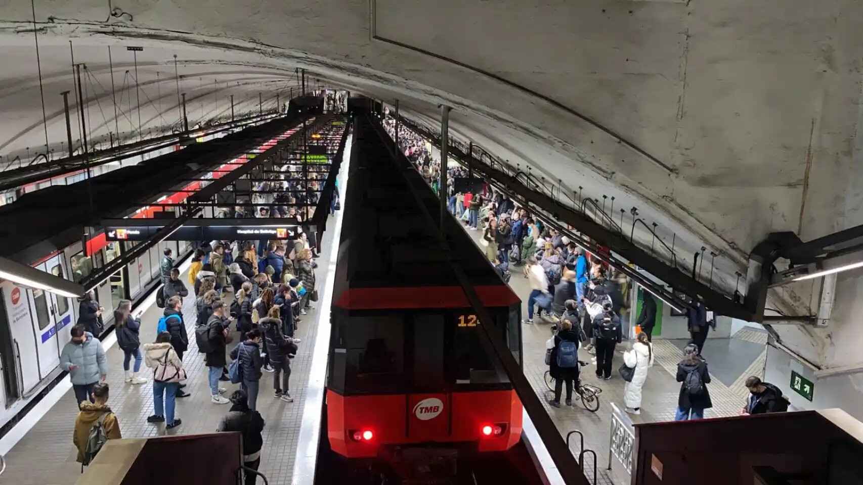 Usuarios del metro de Barcelona esperando en una estación