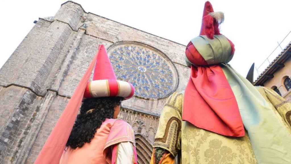 Los gigantes de Ciutat Vella durante las fiestas del barrio del Pi de Barcelona