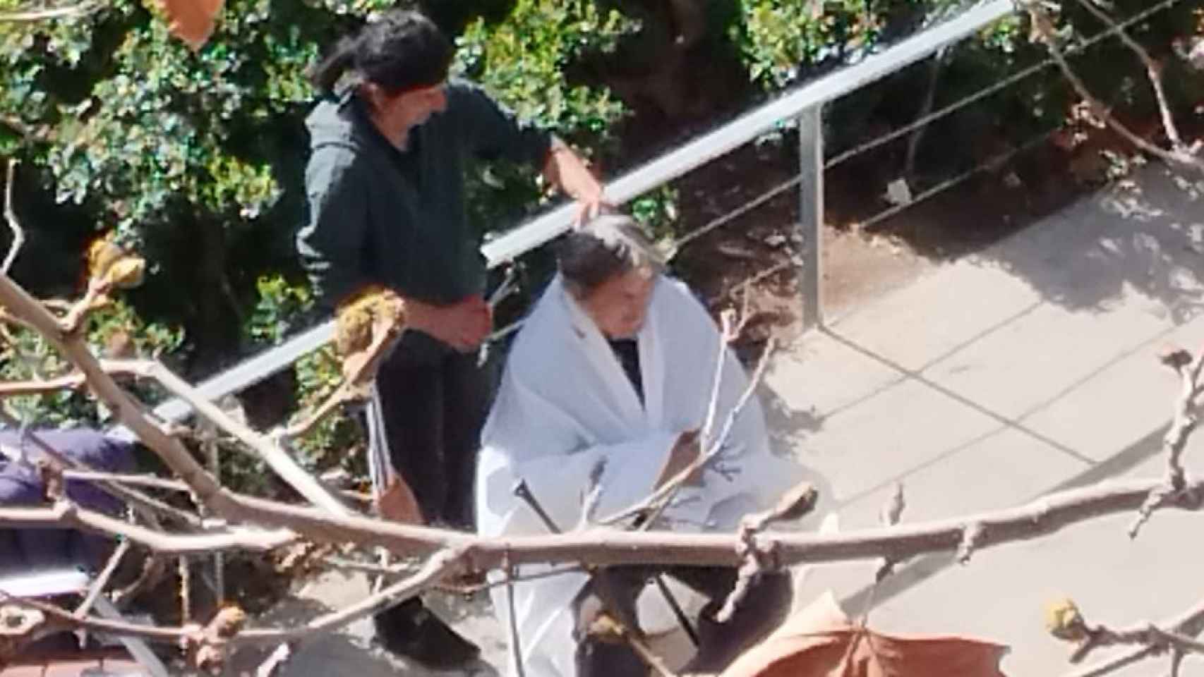 Los chatarreros se cortan el pelo en medio de la calle