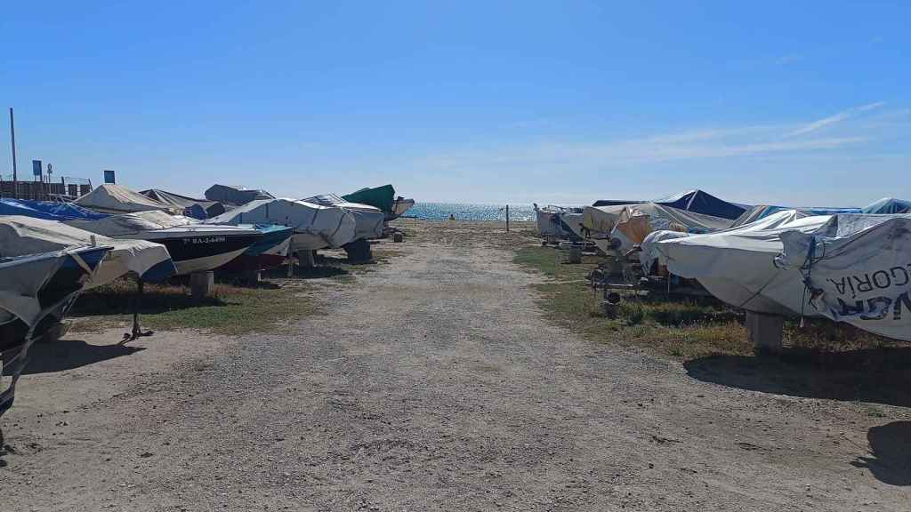 Las embarcaciones varadas en la playa del Prat