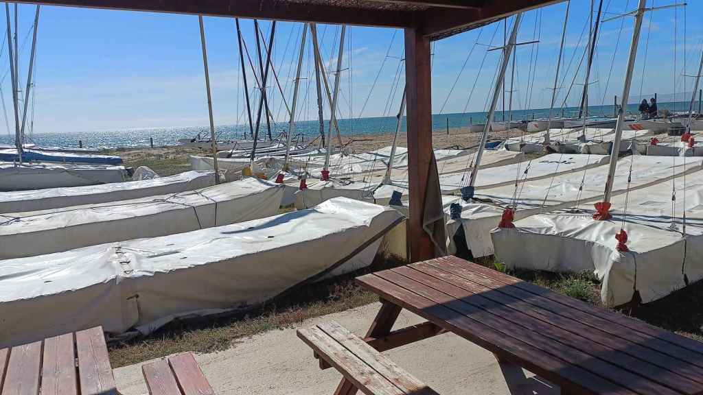 Las embarcaciones varadas en la playa del Prat