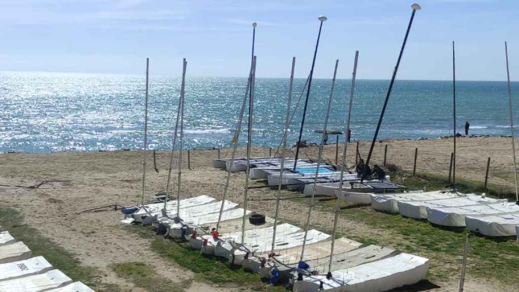 Las embarcaciones varadas en la playa del Prat