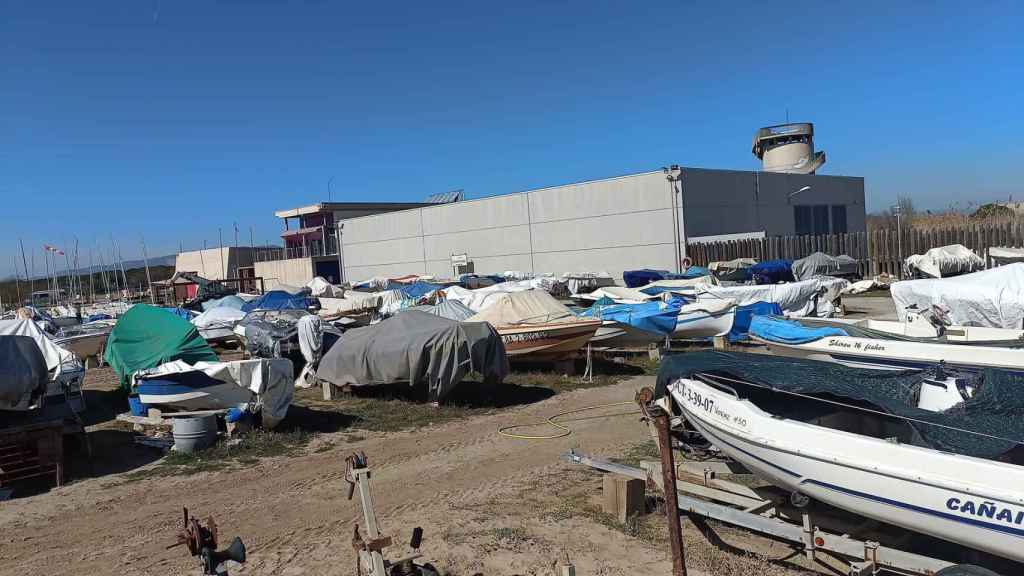 Las embarcaciones varadas en la playa del Prat