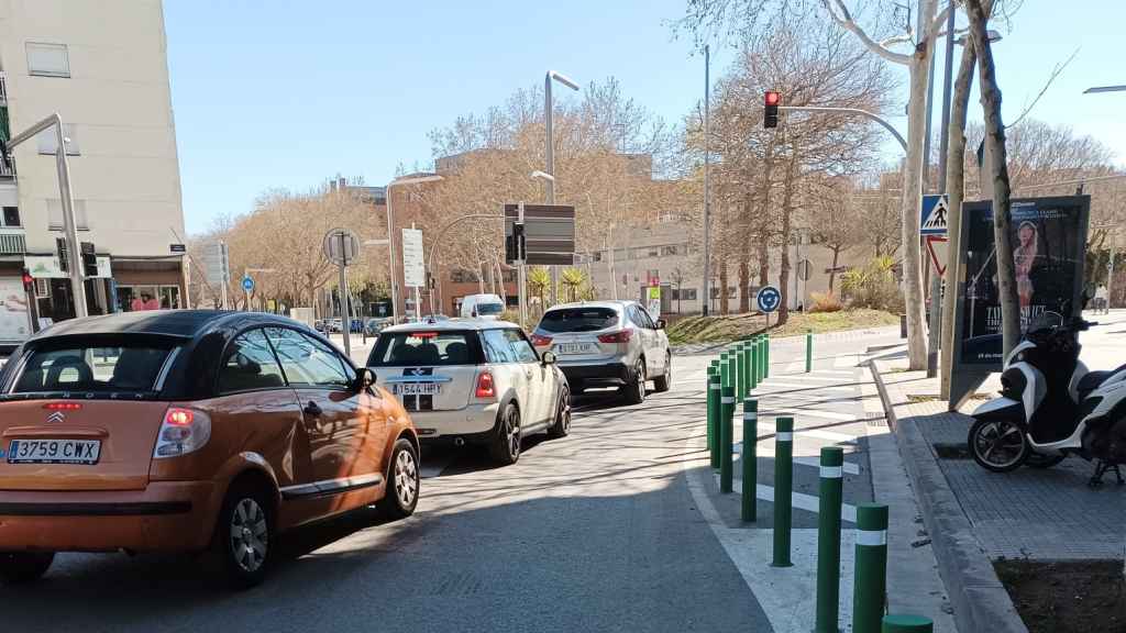 Colas de coches en el acceso a la rotonda del Bonpreu de Viladecans