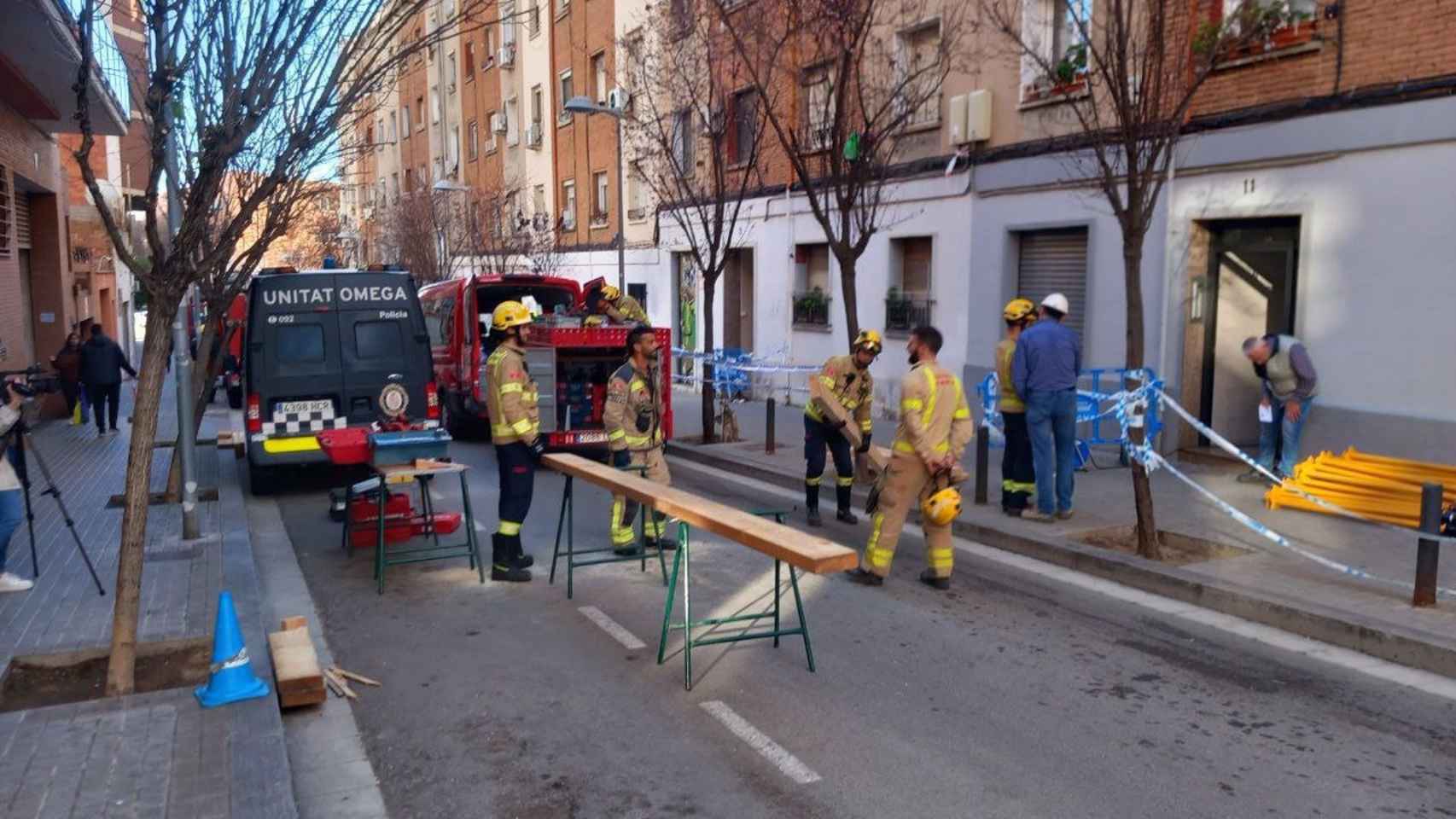 Los Bombers de la Generalitat apuntalan un edificio de la calle Canigó de Badalona
