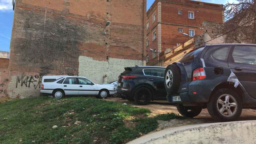 Vehículos estacionados en la Font de la Guatlla