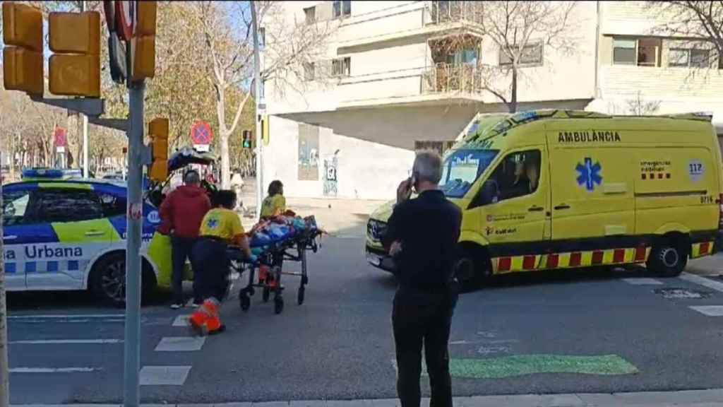 Los servicios sanitarios se llevan a la niña atropellada por el taxi