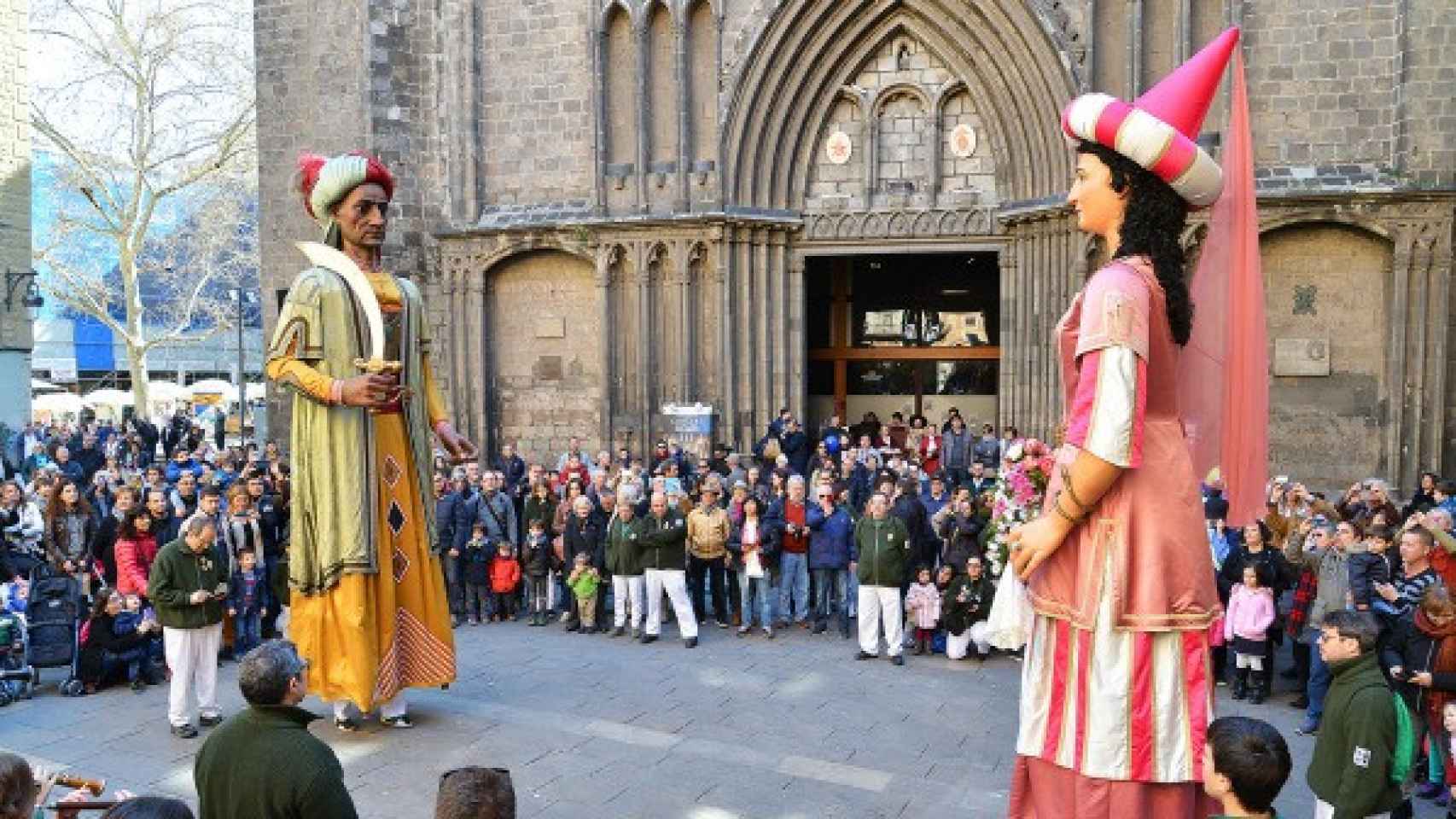 Baile de gigantes durante las fiestas del Pi en Barcelona