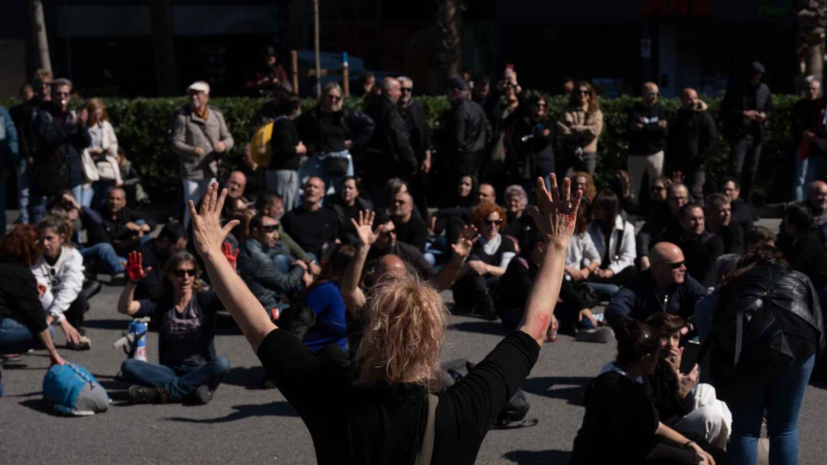 Funcionarios de prisiones cortan la Gran Via en protesta por la muerte de una trabajadora