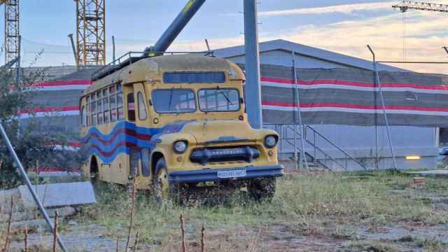 El autobús del Barça abandonado en las obras del Camp Nou de Barcelona