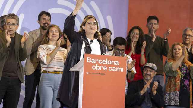 Ada Colau junto a sus compañeros de partido en un acto durante la campaña electoral del 28M en Barcelona