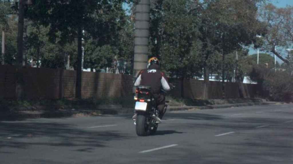 Imagen del motorista que circulaba a 117 km/h en una calle de Barcelona limitada a 50