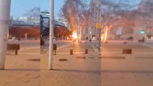 Incendio de un contenedor en la Vila Olímpica de Barcelona