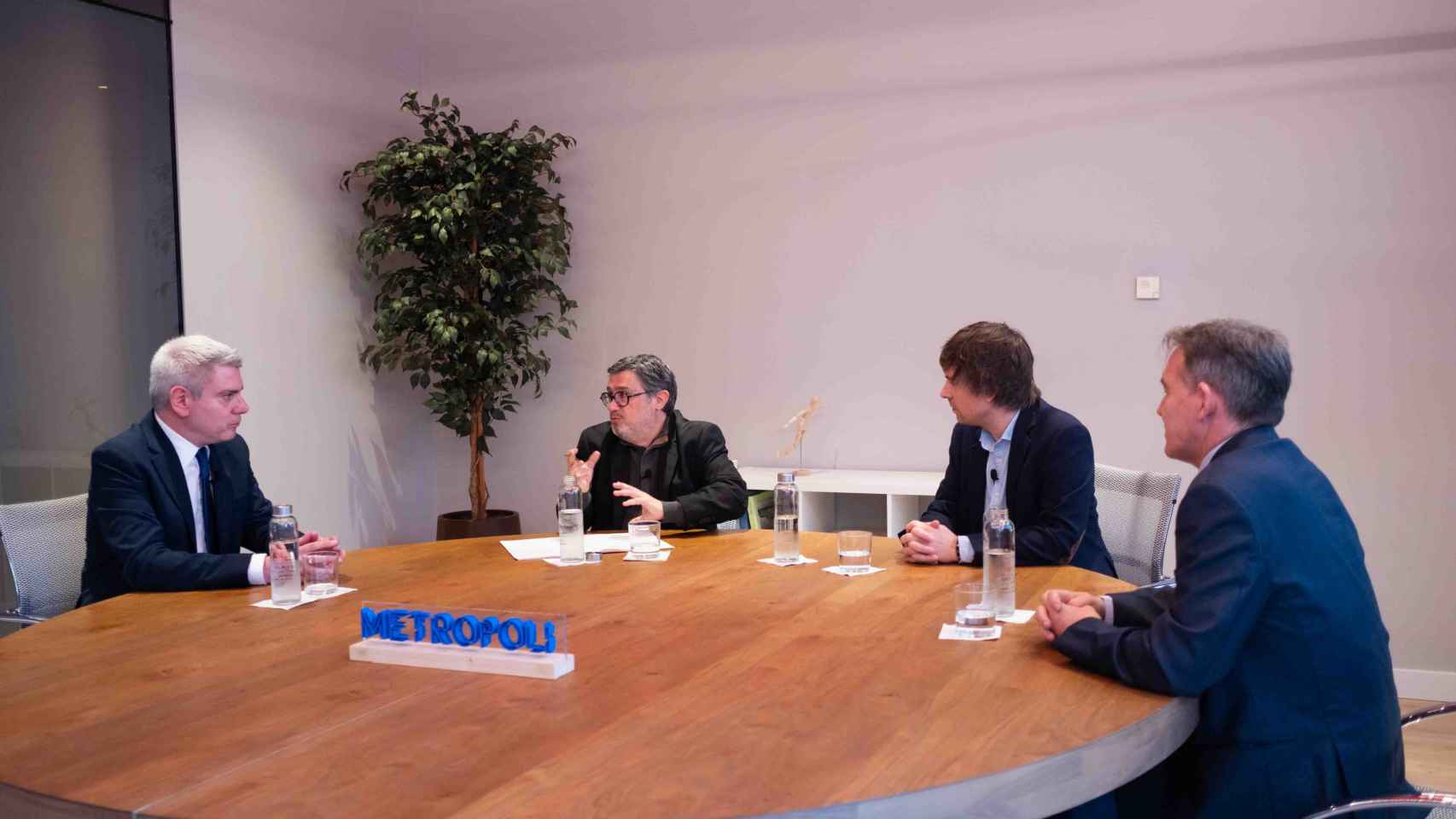Debate sobre la ampliación del aeropuerto en 'Metrópoli'
