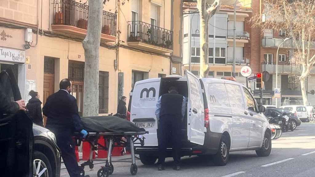 Retirada del cuerpo de Esperanza del domicilio familiar, en Poblenou