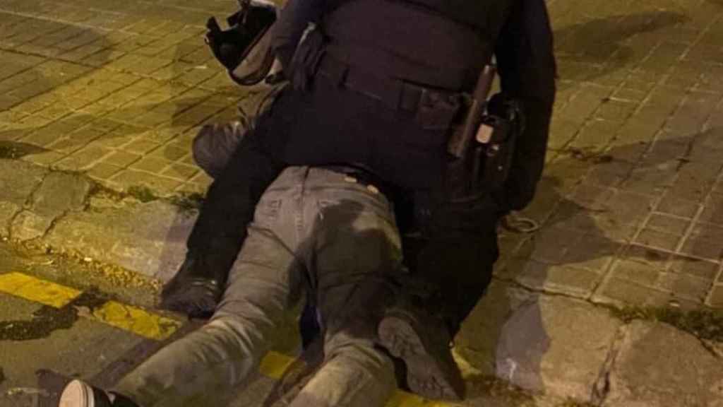 Un guardia urbano reduciendo al delicuente