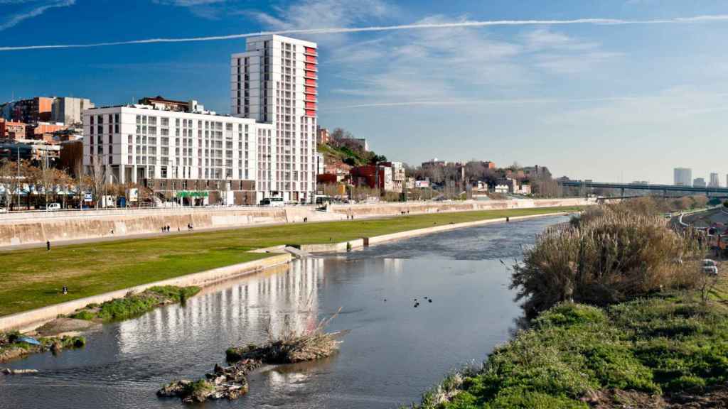 Los edificios de los pisos sociales en el Frente Fluvial de Santa Coloma