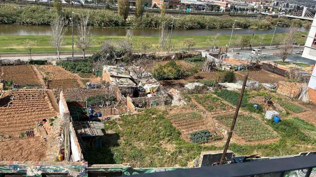 Solar donde se debe construir la tercera torre frente al río Besòs, en Santa Coloma