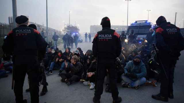 Los funcionarios penitenciarios bloqueando una cárcel barcelonesa
