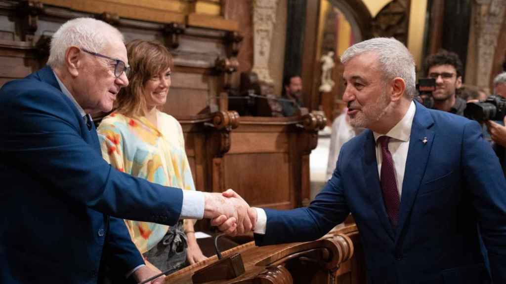 El alcalde Jaume Collboni junto a Ernest Maragall y Elisenda Alamany en el Ayuntamiento de Barcelona