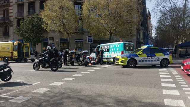 Un motorista herido tras chocar con un coche en el centro en el Eixample de Barcelona