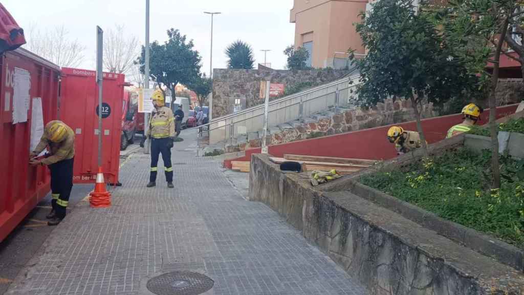 Bomberos trabajando en la vivienda de la Rambla Pompeu Fabra de Gavà donde han aparecido grietas