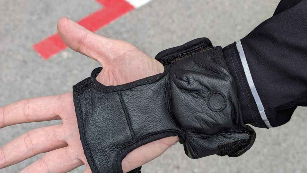 Guantes detectores de metales de la Policía Local de Santa Coloma