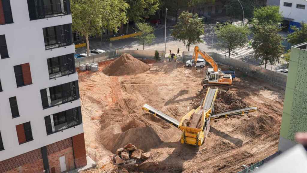 Una bloque de vivienda social en construcción en el área metropolitana