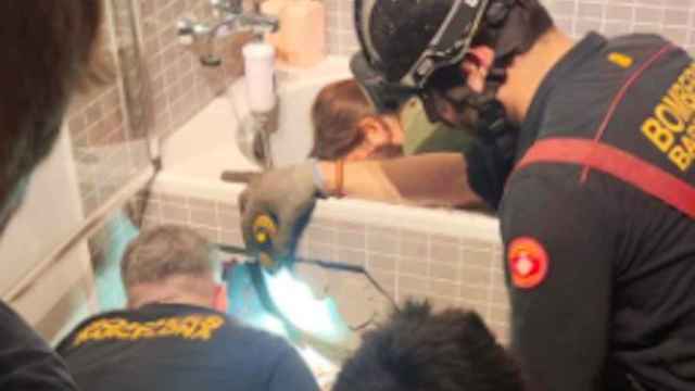 Los Bombers de Barcelona durante el rescate de la bebé