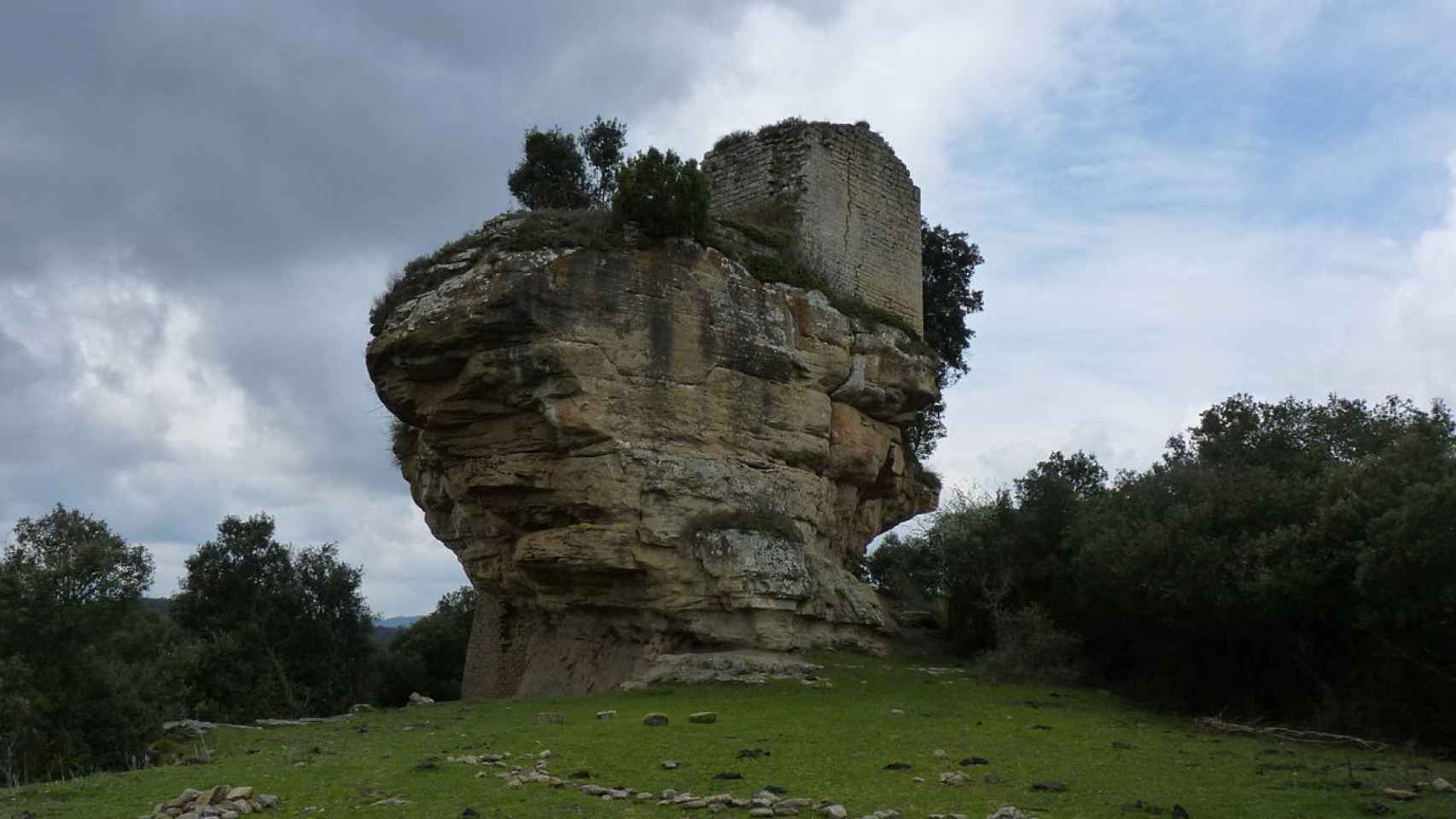 El castillo de Castellcir sobre la roca