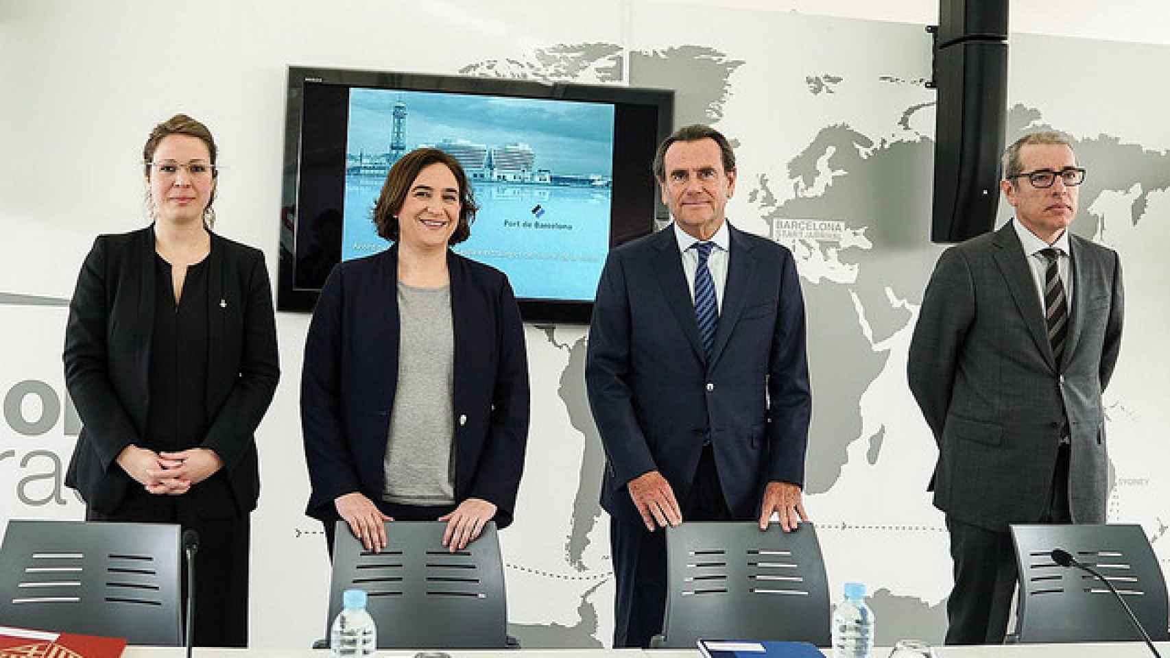 De izquierda a derecha: Janet Sanz, Ada Colau, el expresidente del Port de Barcelona Sixte Cambra y el director general, José Alberto Carbonell