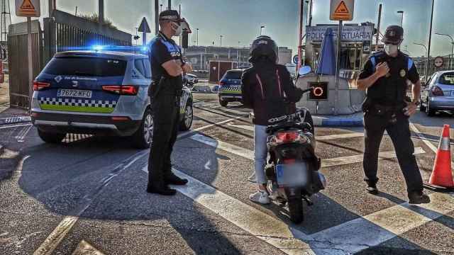 Agentes de la Policía Portuaria de Barcelona en una puerta de acceso al Port