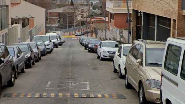 Vehículos estacionados en la calle de Pedrosa