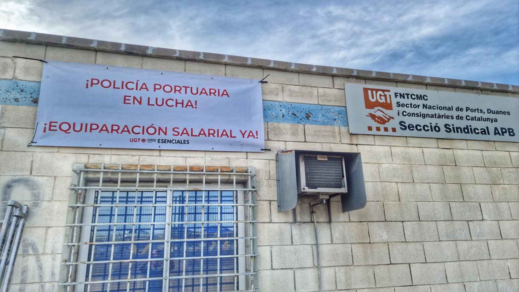 Pancarta reivindicativa de UGT en el Port de Barcelona