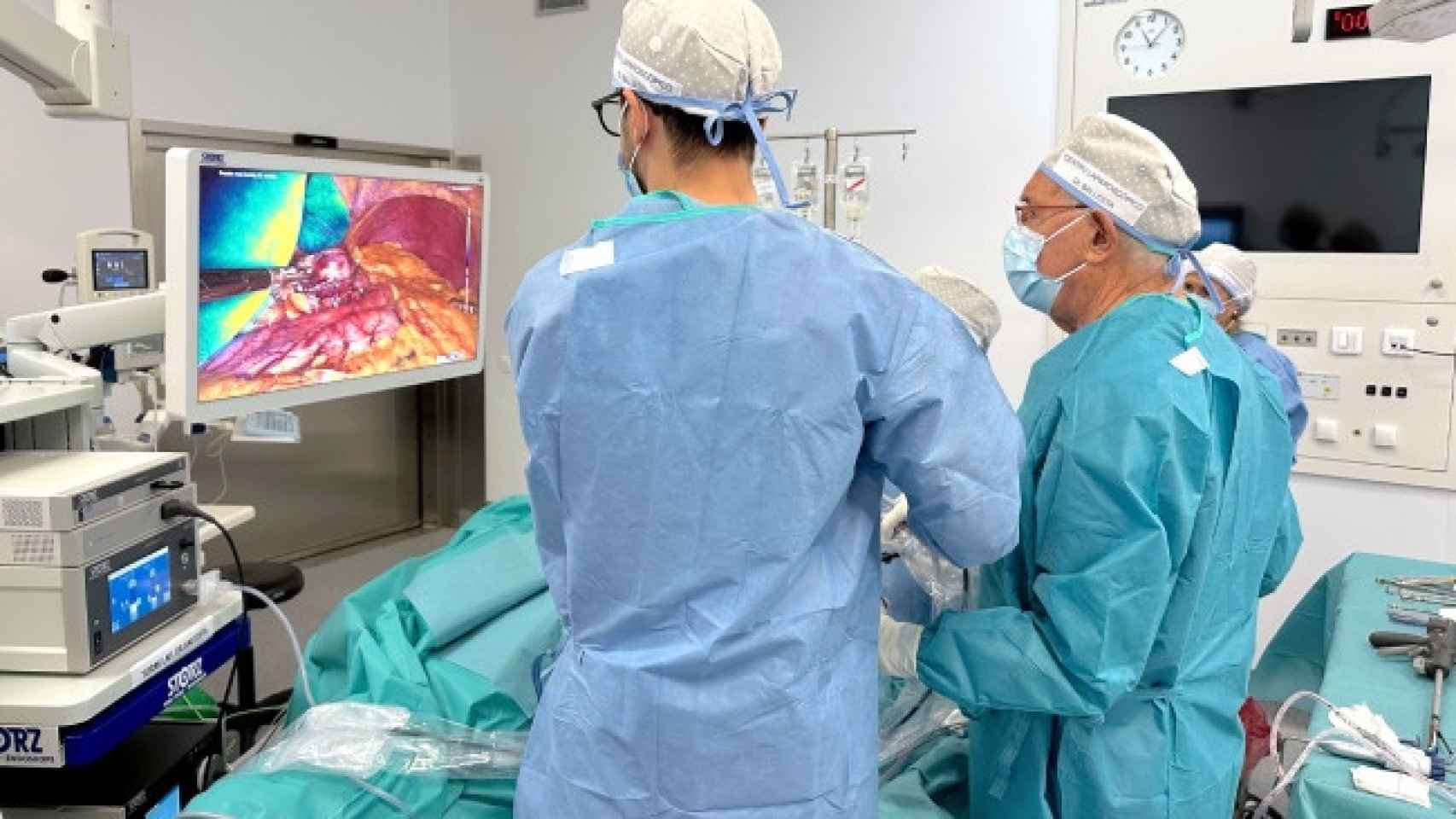 Momento de una cirugía laparoscópica con rayos infrarrojos / QUIRÓNSALUD