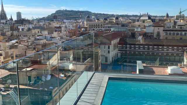 Piscina de un hotel de Barcelona con vistas panorámicas de la ciudad