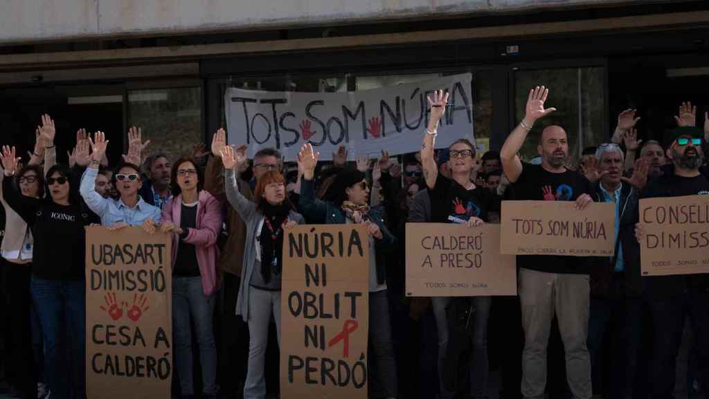 Unos 40 funcionarios de prisiones protestan ante la cárcel de Brians 2 en recuerdo de la cocinera asesinada en Mas d'Enric